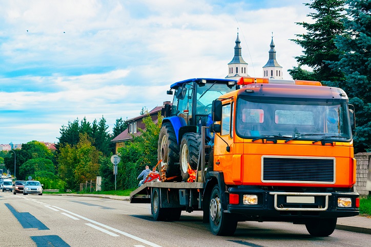 transport traktora na ciężarówce